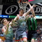 Javi Vega y Salvó, en un lance del partido contra la Penya.-ACB PHOTO