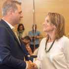 Roberto Lozano saluda a la ministra para la Transición Ecológica y Reto Demográfico, Teresa Rivera. ECB