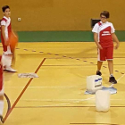 Niños jugando en la pista deportiva de Río Vena con los cubos de agua en medio.-ECB