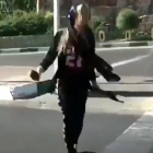 Una de las jóvenes iranís que desafía a las autoridades bailando en la calle. /-PERIODICO (TWITTER)