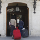 Dos turistas acceden a un hotel de Burgos.-RAÚL G. OCHOA