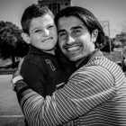 El pequeño de seis años con el futbolista Rubén de la Red.-ECB
