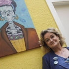 Pilar de Sebastián, ‘Piti’, junto a una de las pinturas que visten las paredes de El Recreo, situado en el número 45 de la calle Vitoria.-Santi Otero