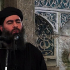 Abu Bakr al-Baghdadi se dirige a sus fieles en la mezquita de Al Nuri, en una imagen de vídeo propagandista del EI difundida el 5 de julio del 2014-AFP