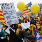 Inicio de la manifestación de la ANC y Òmnium en Bruselas, este jueves.-YVES HERMAN (REUTERS)
