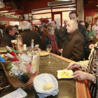 Varios clientes en la barra de un bar.-RAÚL G. OCHOA