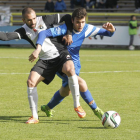 Rodri, que no jugará el sábado por sanción, disputa el balón con un jugador de la Peña Sport.-SANTI OTERO