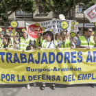 Trabajadores protestan frente a la Subdelegación del Gobierno.-SANTI OTERO