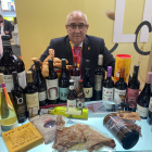 Jesús María Sendino, diputado y responsable de Burgos Alimenta, posa con productos de los 31 expositores que participan en el Salón Gourmets. ECB