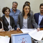 Irene Montero y Alberto Garzón registran la moción de censura de Unidos Podemos en el Congreso.-EFE / EMILIO NARANJO