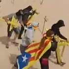 Tensión en playas catalanas por unas cruces amarillas-VÍDEO: ATLAS