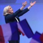 Le Pen se dirige al público durante el acto de Reagrupación Nacional en París.-JACQUES DEMARTHON (AFP)