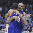 Pep Ortega celebra con Jeff Xavier el segundo ascenso deportivo a ACB, el 18 de mayo de 2014.-SANTI OTERO