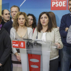 Esther Peña rodeada de afiliados y cargos orgánicos del PSOE en el acto de presentación de su candidatura a la secretaría provincial.-RAÚL OCHOA