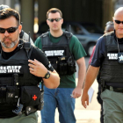 Agentes de policía llegan a la escena de un tiroteo en Orlando (Florida, EEUU)-REUETERS / STEVE NESIUS
