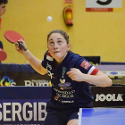 Elvira Rad se dispone a sacar durante el partido del sábado.-