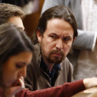 Pablo Iglesias mira con reproche a Íñigo Errejón en el Congreso.-AGUSTIN CATALAN