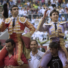 Miguel Ángel Perera y Roca Rey salen a hombros tras un festejo en  Burgos. SANTI OTERO