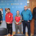 Samuel Carmona y Rafa Lozano posan con los organizadores, ayer, en la presentación de la velada.-ISRAEL L. MURILLO