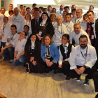 Las autoridades posan con la delegación burgalesa de productores, cocineros y sumilleres.-ECB