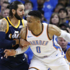 Ricky Rubio defiende a Westbrook en el partido de los Jazz ante los Thunder.-AP / SUE OGROCKI