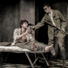 Daniel Grao (i.), nominado a Actor Protagonista, y Nacho Sánchez interpretan ‘La piedra oscura’, con escenografía de Elisa Sanz.-