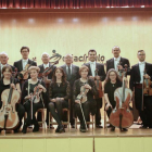 Foto de familia de la Orquesta de Cámara Santa Cecilia del Círculo Católico.-