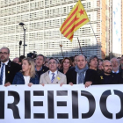 Alcaldes independentistas muestran, en Bruselas, su apoyo al Govern cesado.-PERIODICO (AFP / EMMANUEL DUNAND)