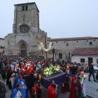 La comitiva partió de la iglesia de San Esteban a poco antes de que comenzase a anochecer.-RAÚL G. OCHOA