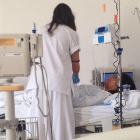 Una enfermera atiende a una paciente en el Hospital Universitario de Burgos.-ISRAEL L. MURILLO