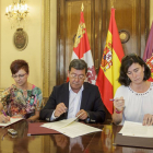Beunza (izq.), Rico y Martínez (dch.) durante la firma en  la Diputación.-S. O.