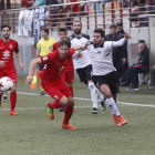 Aritz Borda  pugna junto a un jugador del Gernika durante el partido de ayer.-MIREYA LÓPEZ
