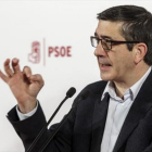 Patxi López, durante su participación en un acto con militantes del PSOE en Burgos.-SANTI OTERO