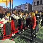 Las parejas reciben claveles y almendras ayer en la Plaza Mayor de Briviesca-G.GONZÁLEZ