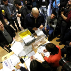 Un cartero entrega el voto por correo en un colegio electoral, el pasado 20 de diciembre.-DAVID CASTRO