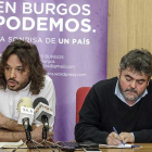 El diputado por Burgos MiguelVila y el secretario provincial de Podemos, Ignacio Lacámara.-SANTI OTERO