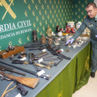 El sargento Carlos Chamorro, del Grupo de Desactivación de Explosivos (Gedex) de la Guardia Civil, muestra el arsenal incautado.-SANTI OTERO
