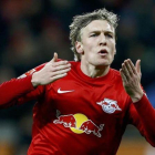 Emil Forsberg celebra uno de los goles ante el Leverkusen en el partido en el que el Leipzig conquistó el liderato.-REUTERS / WOLFGANG RATTAY