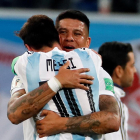 Messi y Rojo se abrazan tras el gol-ETTIENE LAURENT/ EFE