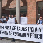 Imagen de la concentración convocada este jueves en los juzgados de Aranda.-C.O. ABOGADOS