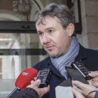 Lacalle, ayer, a la puerta de la sede de la Subdelegación.-SANTI OTERO