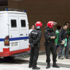 Varios aficionados del Real Betis pasan junto una pareja de la Ertzaintza en la entrada del estadio Mendizorroz de Vitoria, antes del partido Betis- Alavés.-Foto: EFE