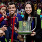 Coutinho posa con el trofeo de la Copa del Rey junto a su mujer y su hija. /-@PHIL.COUTINHO