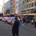 La policía y los servicios de emergencia llegan al lugar en el que un hombre arrolló a al menos una docena de personas, entre ellos a un niño, cuando caminaban por una vía peatonal en la ciudad australiana de Melbourne, hoy, 21 de diciembre.-EFE