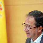 El jefe de Contratación, Valentín Elena, durante su comparecencia de ayer.-ICAL