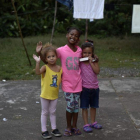 Tres niños cubanos esperan en un refugio de Panamá antes de intentar entrar en EEUU.-AFP / RODRIGO ARANGUA