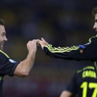 Juan Mata y Gerard Piqué, en el partido Macedonia-España.-AFP / NIKOLAY DOYCHINOV