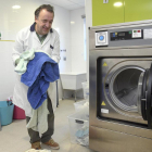 Uno de los usuarios de la asociación durante un taller de empleo de lavandería.-ICAL