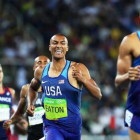 Ashton Eaton finaliza los 1.500 metros, última prueba de su triunfal decatlón.-EFE / SRDJAN SUKI