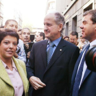 Juan Maria Atutxa (centro), junto a Kontxi Bilbao y Gorka Knorr, antes del juicio por desobediencia, en octubre del 2005 en Bilbao.-VINCENT WEST